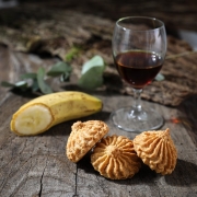 Banana and rum macaroon  - Macaroons retail : alcoholic macaroons - La Biscuiterie Lolmede