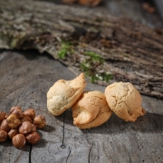Hazelnuts macaroon - Macaroons retail: macaroons of the "terroir" - La Biscuiterie Lolmede