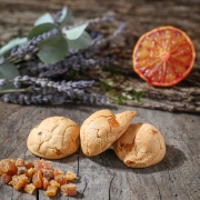 MACARON ABRICOT - Les macarons fruités - La Biscuiterie Lolmede