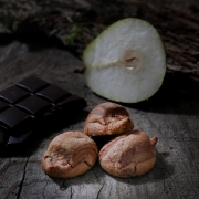  macaroon choco & pear - Macaroons retail : perfumed macaroons - La Biscuiterie Lolmede