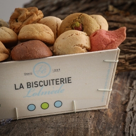 Macaroons in a wooden box - La Biscuiterie Lolmede