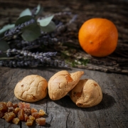 Orange macaroon - Macaroons retail : macaroons with fruits - La Biscuiterie Lolmede
