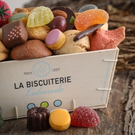 The wooden box full of macaroons and candies - La Biscuiterie Lolmede