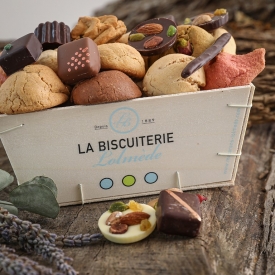 The wooden box of macaroons and chocolates - La Biscuiterie Lolmede