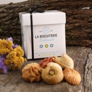 Whtite box of 500gr of macaroons - Gifts space - La Biscuiterie Lolmede