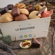Wooden box with macaroons and chocolates - Gifts space - La Biscuiterie Lolmede